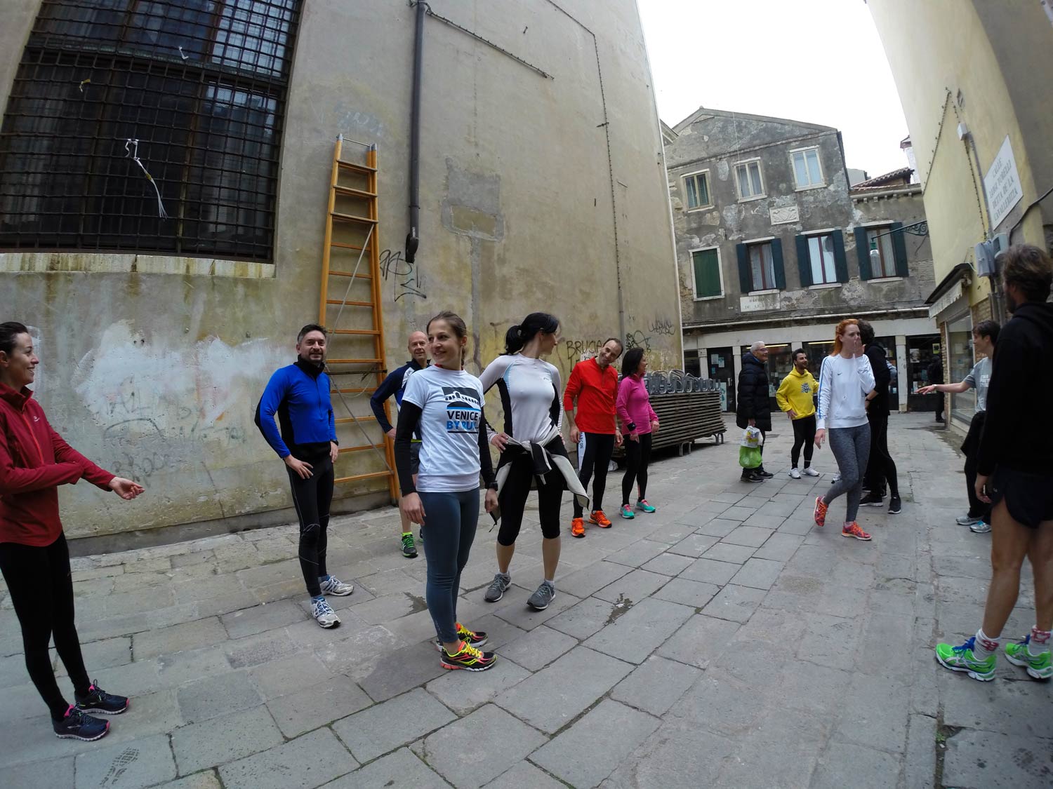 Runners in Venice resting and drinking at the fountain