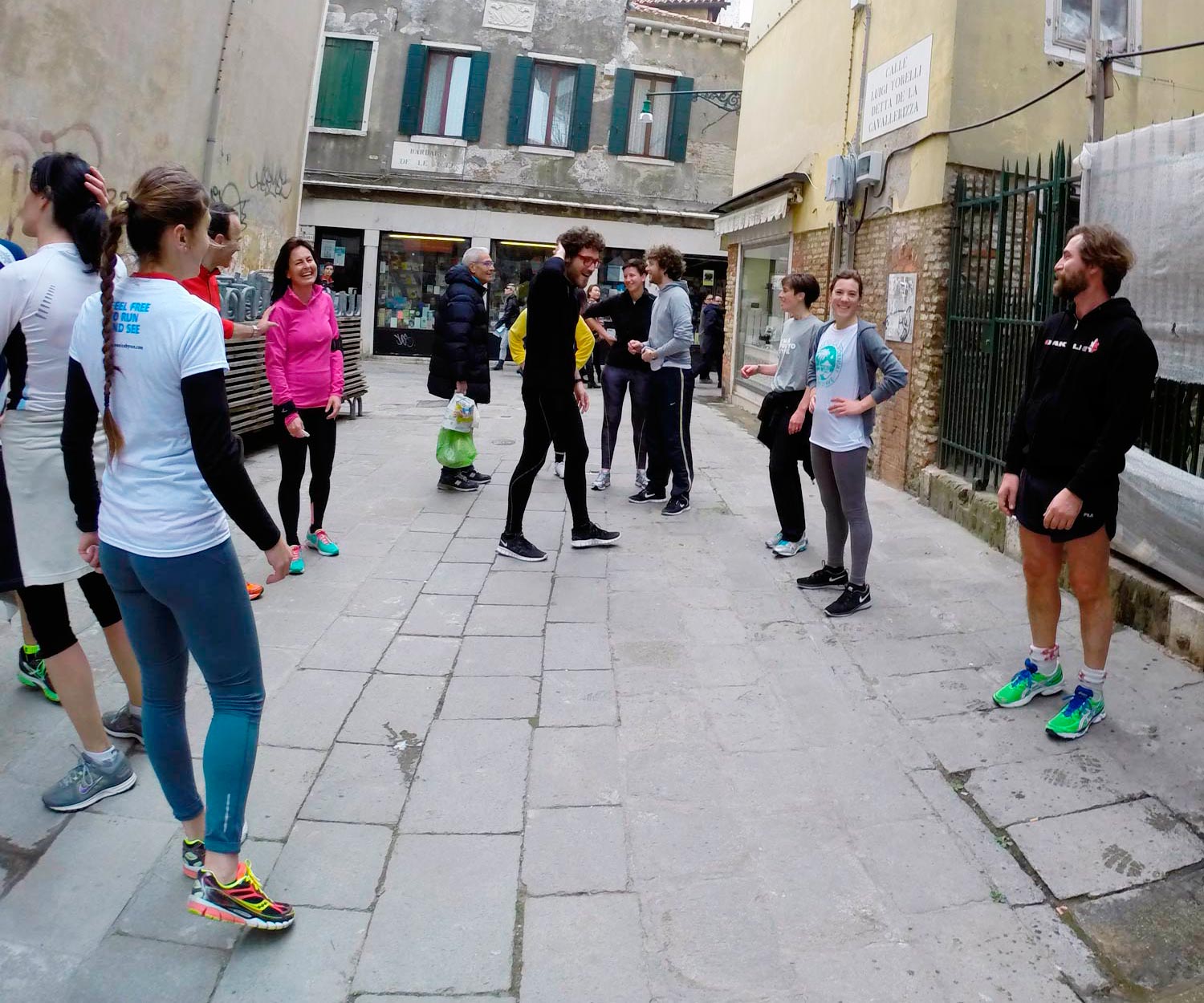 Runners in Venice resting and drinking at the fountain